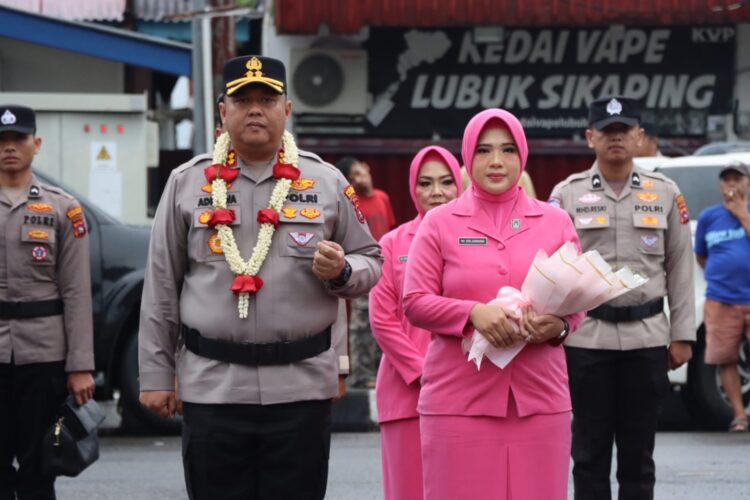 AKBP Adirawa Permana Anggawisastra Resmi Pimpin Polres Pasaman, Tongkat Estafet Kepemimpinan Berlangsung Khidmat dan Sarat Makna 2 AKBP Adirawa Permana Anggawisastra Resmi Pimpin Polres Pasaman, Tongkat Estafet Kepemimpinan Berlangsung Khidmat dan Sarat Makna