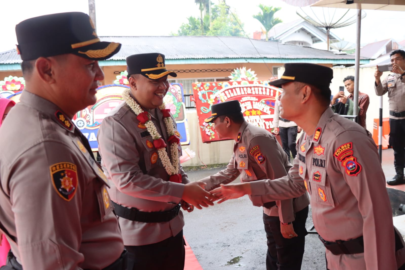 AKBP Adirawa Permana Anggawisastra Resmi Pimpin Polres Pasaman, Tongkat Estafet Kepemimpinan Berlangsung Khidmat dan Sarat Makna 7 AKBP Adirawa Permana Anggawisastra Resmi Pimpin Polres Pasaman, Tongkat Estafet Kepemimpinan Berlangsung Khidmat dan Sarat Makna - IMG 20260730 WA0019
