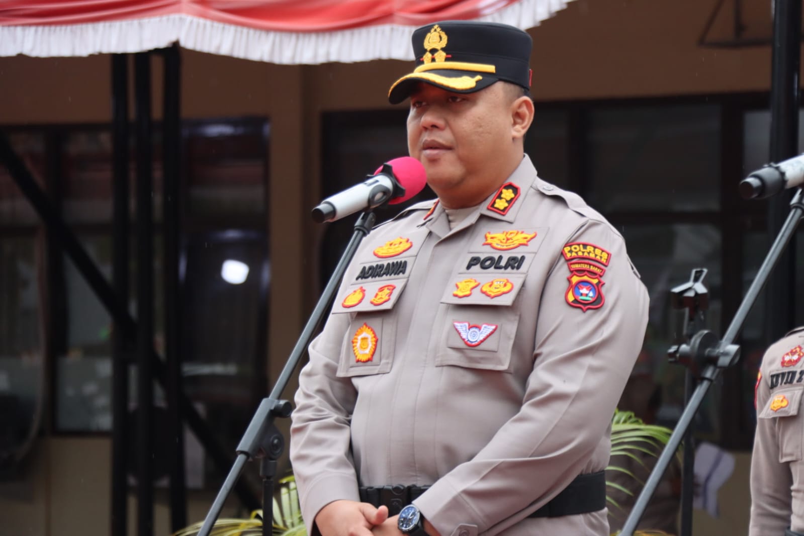 AKBP Adirawa Permana Anggawisastra Resmi Pimpin Polres Pasaman, Tongkat Estafet Kepemimpinan Berlangsung Khidmat dan Sarat Makna 8 AKBP Adirawa Permana Anggawisastra Resmi Pimpin Polres Pasaman, Tongkat Estafet Kepemimpinan Berlangsung Khidmat dan Sarat Makna - IMG 20260730 WA0020