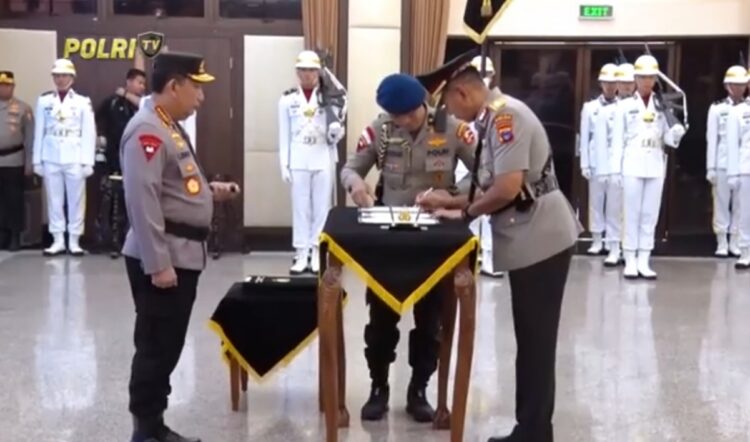 REGENERASI KEPEMIMPINAN DAN PENYEGARAN DI TUBUH KEPOLISIAN RI 2 REGENERASI KEPEMIMPINAN DAN PENYEGARAN DI TUBUH KEPOLISIAN RI