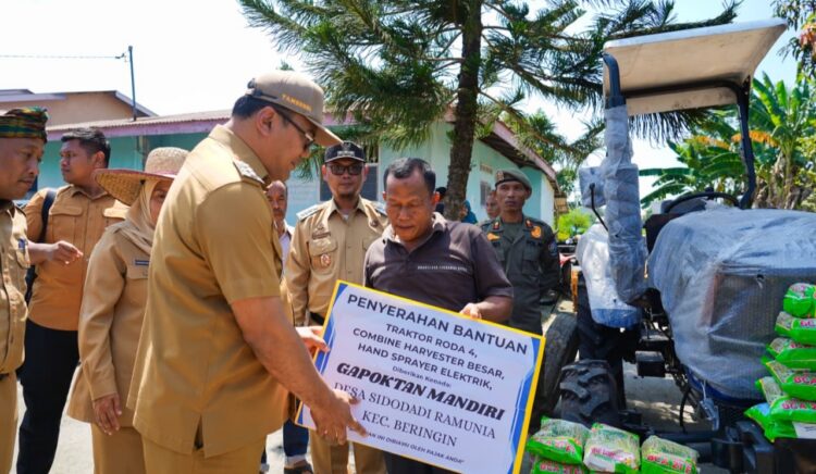 Bupati Deli Serdang Asri Ludin Tinjau Sekaligus Ikut Memanen Bawang Merah Bersama Poktan Tani Jaya Tani Desa Ramunia 2 Bupati Deli Serdang Asri Ludin Tinjau Sekaligus Ikut Memanen Bawang Merah Bersama Poktan Tani Jaya Tani Desa Ramunia