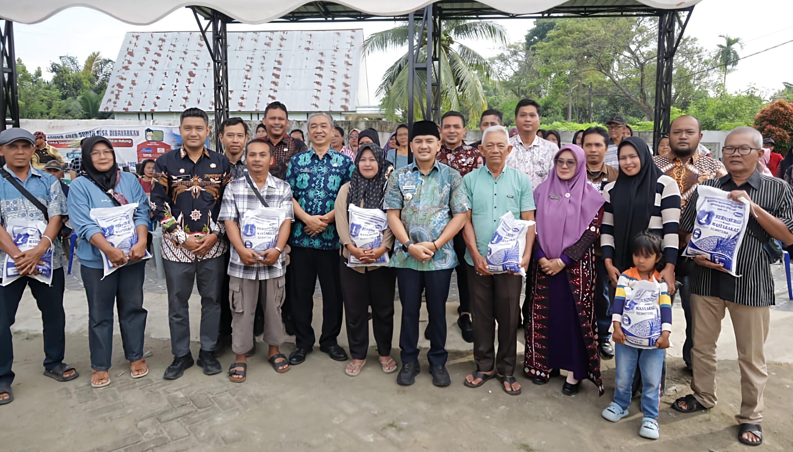 WALI KOTA TEBING TINGGI TINJAU PENYALURAN BANTUAN BERAS PREMIUM TAHAP PERTAMA - IMG 20260710 205825 scaled