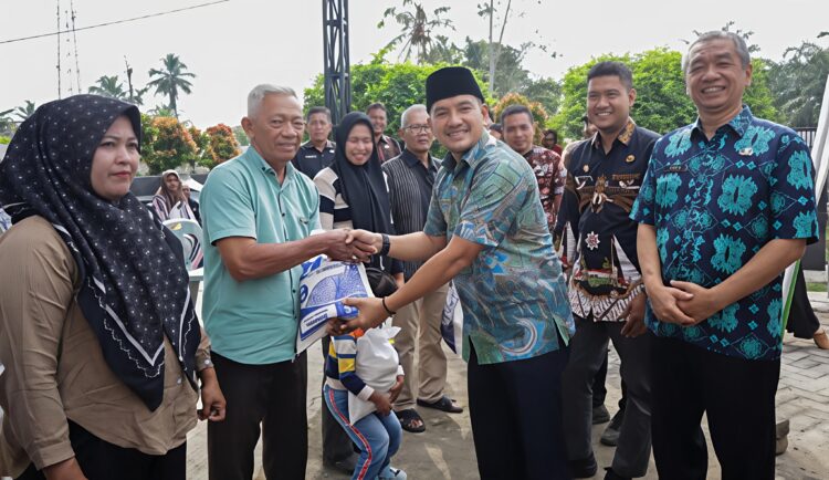 WALI KOTA TEBING TINGGI TINJAU PENYALURAN BANTUAN BERAS PREMIUM TAHAP PERTAMA