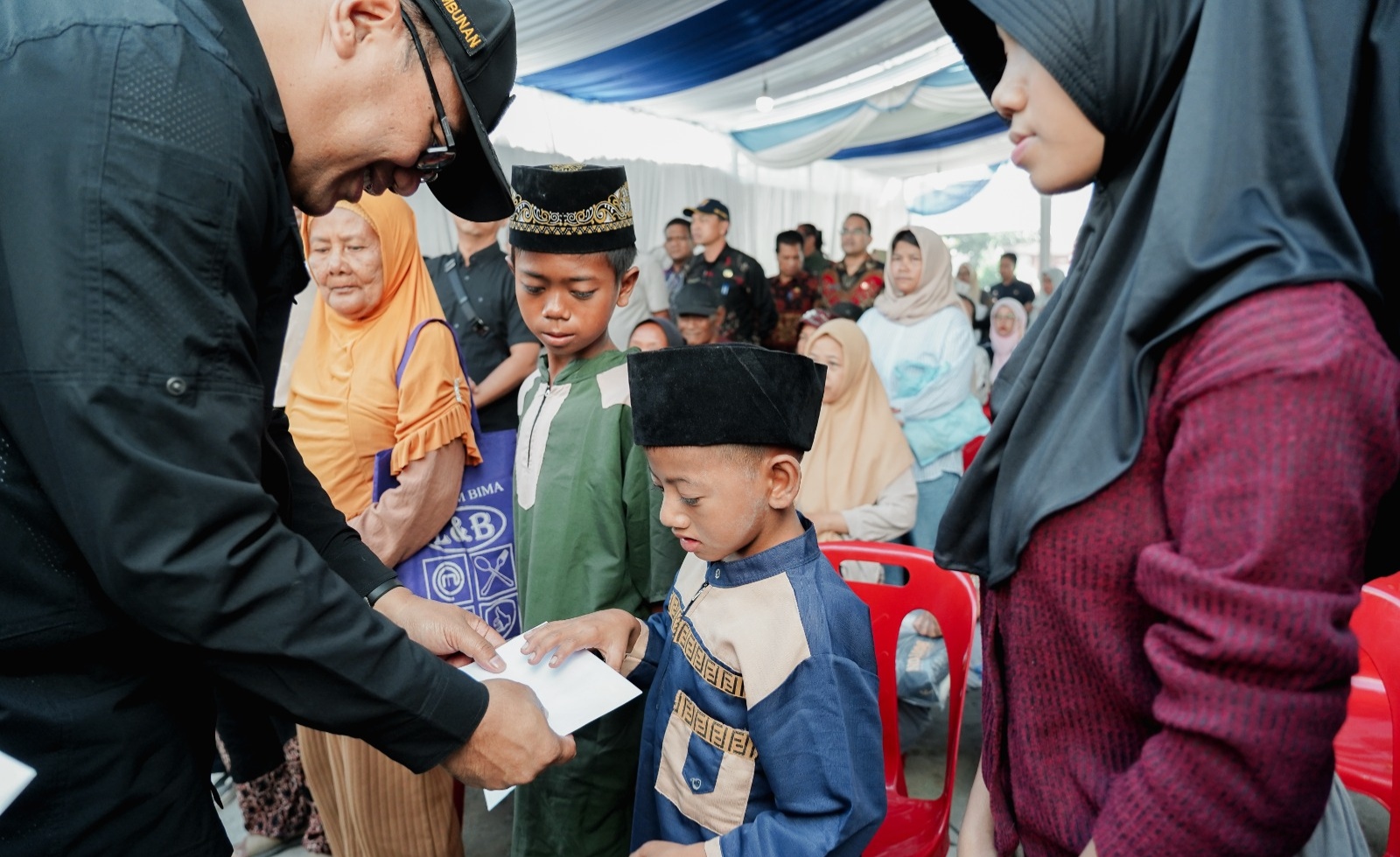 BUPATI DELI SERDANG ASRI LUDIN SERAHKAN UPAH PUNGUT PBB-P2 KEPADA APARATUR PST - IMG 20260711 182710