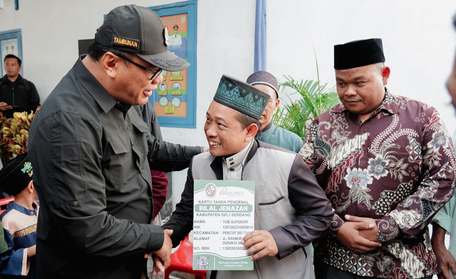 BUPATI DELI SERDANG ASRI LUDIN SERAHKAN UPAH PUNGUT PBB-P2 KEPADA APARATUR PST - IMG 20260711 182722