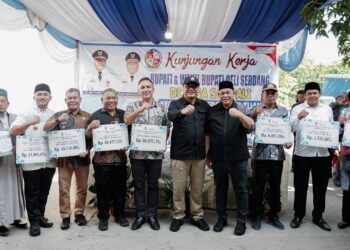 BUPATI DELI SERDANG ASRI LUDIN SERAHKAN UPAH PUNGUT PBB-P2 KEPADA APARATUR PST