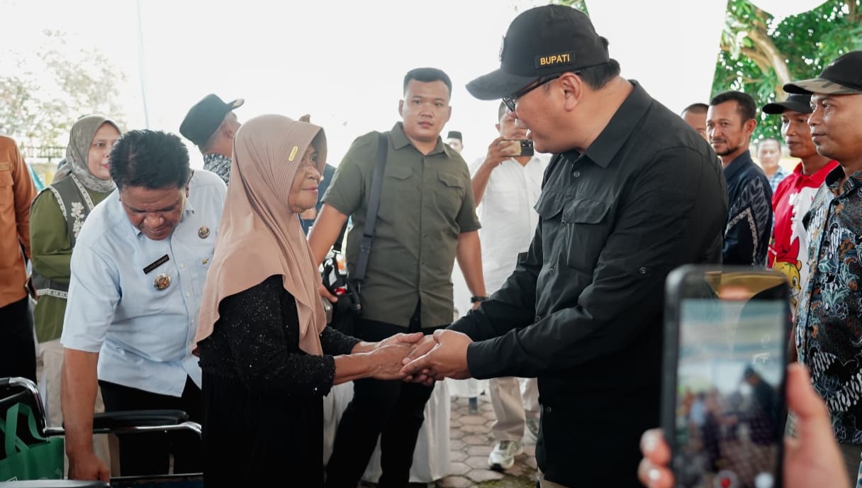 Bupati Deli Serdang Serahkan Alsintan Kepada Brigade Pangan Dan Kartu Pengenal Bilal Jenazah Serta Penggali Kubur Di Labuhan Deli - IMG 20260711 182918