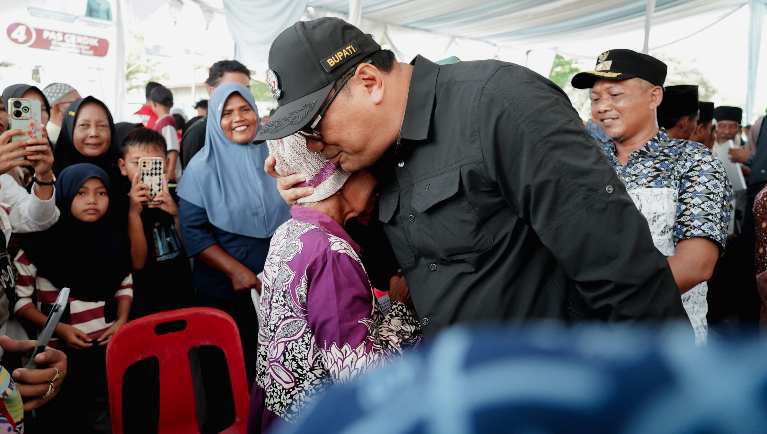 Bupati Deli Serdang Serahkan Alsintan Kepada Brigade Pangan Dan Kartu Pengenal Bilal Jenazah Serta Penggali Kubur Di Labuhan Deli - IMG 20260711 183021 scaled
