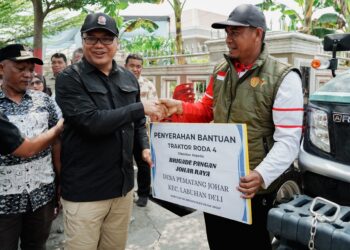 Bupati Deli Serdang Serahkan Alsintan Kepada Brigade Pangan Dan Kartu Pengenal Bilal Jenazah Serta Penggali Kubur Di Labuhan Deli