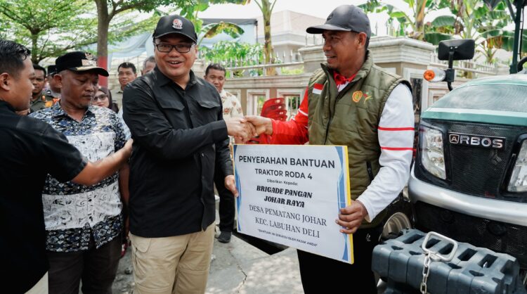 Bupati Deli Serdang Serahkan Alsintan Kepada Brigade Pangan Dan Kartu Pengenal Bilal Jenazah Serta Penggali Kubur Di Labuhan Deli