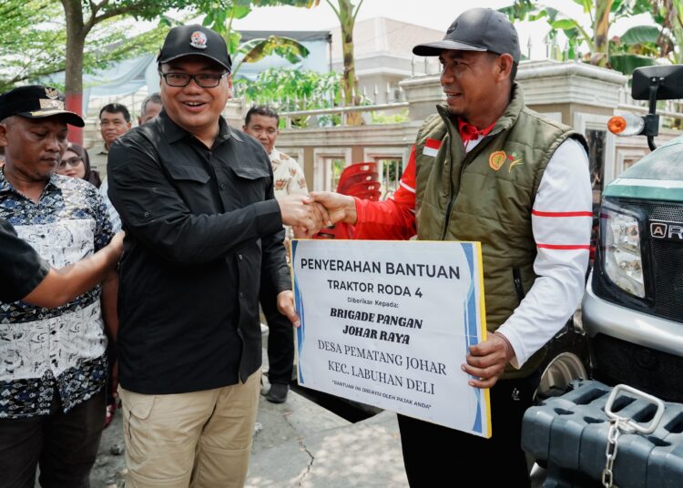 Bupati Deli Serdang Serahkan Alsintan Kepada Brigade Pangan Dan Kartu Pengenal Bilal Jenazah Serta Penggali Kubur Di Labuhan Deli