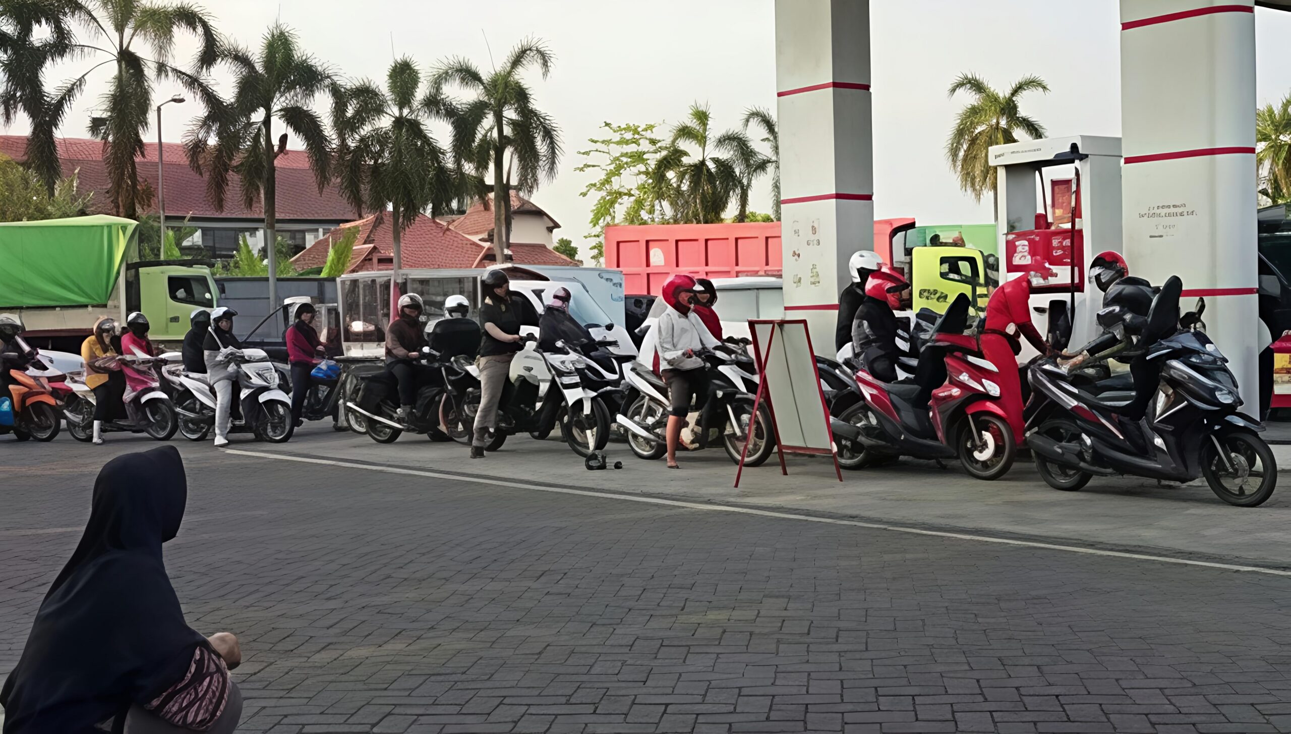 Antrean Pertalite Mengular Di Sejumlah SPBU Pasaman Dan Pasaman Barat, Pengawas SPBU Silang Empat Bantah Isu Penyaluran Ke Luar Daerah - IMG 20260713 193709 scaled