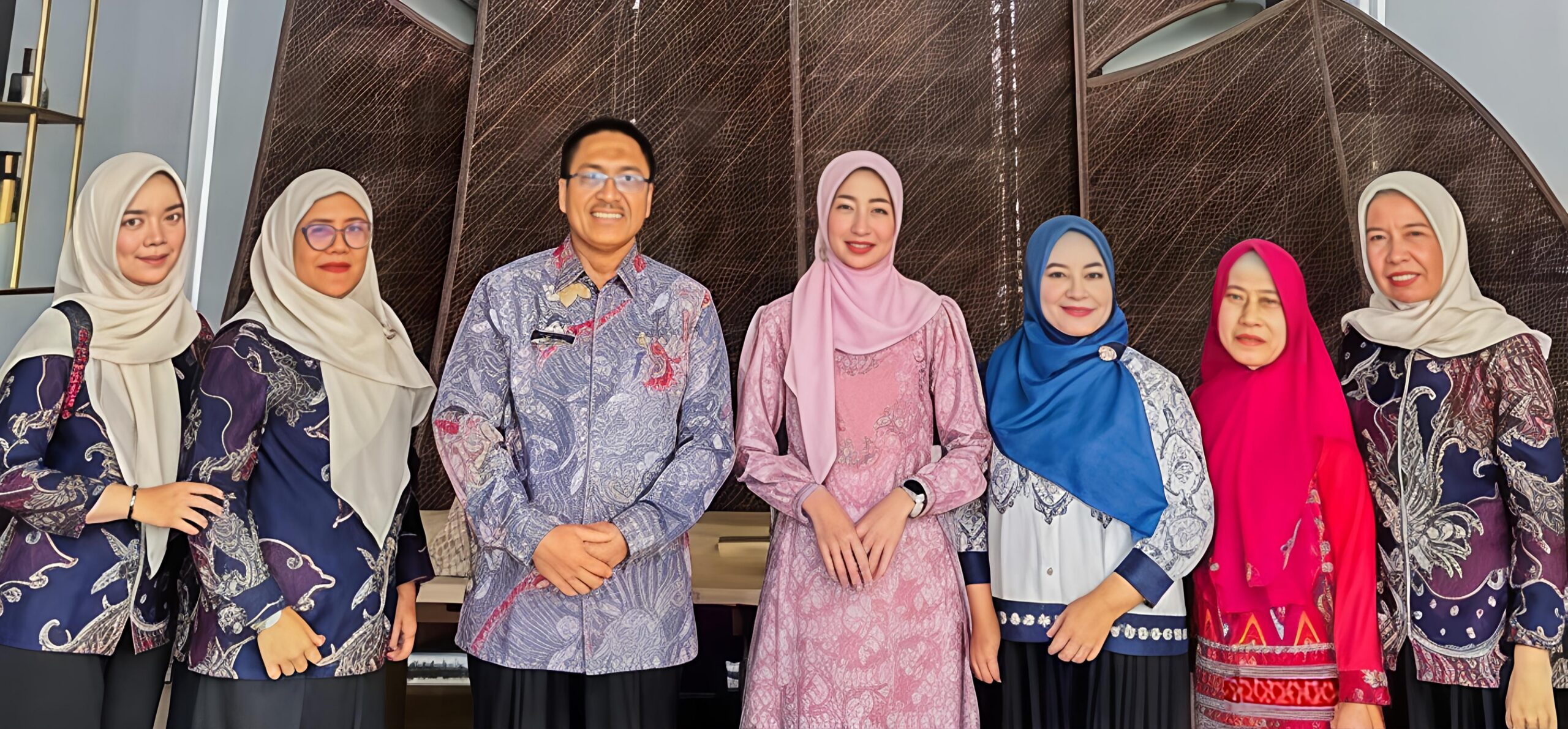 KETUA DEKRANASDA TEBING TINGGI NY. HJ. SUSMIRA WANTI IMAN IRDIAN, HADIRI HUT KE-46 DEKRANAS DI MAKASSAR - IMG 20260714 120929 scaled