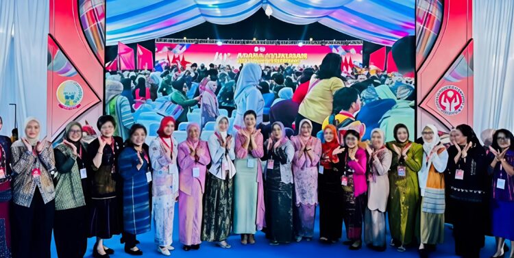 KETUA DEKRANASDA TEBING TINGGI NY. HJ. SUSMIRA WANTI IMAN IRDIAN, HADIRI HUT KE-46 DEKRANAS DI MAKASSAR