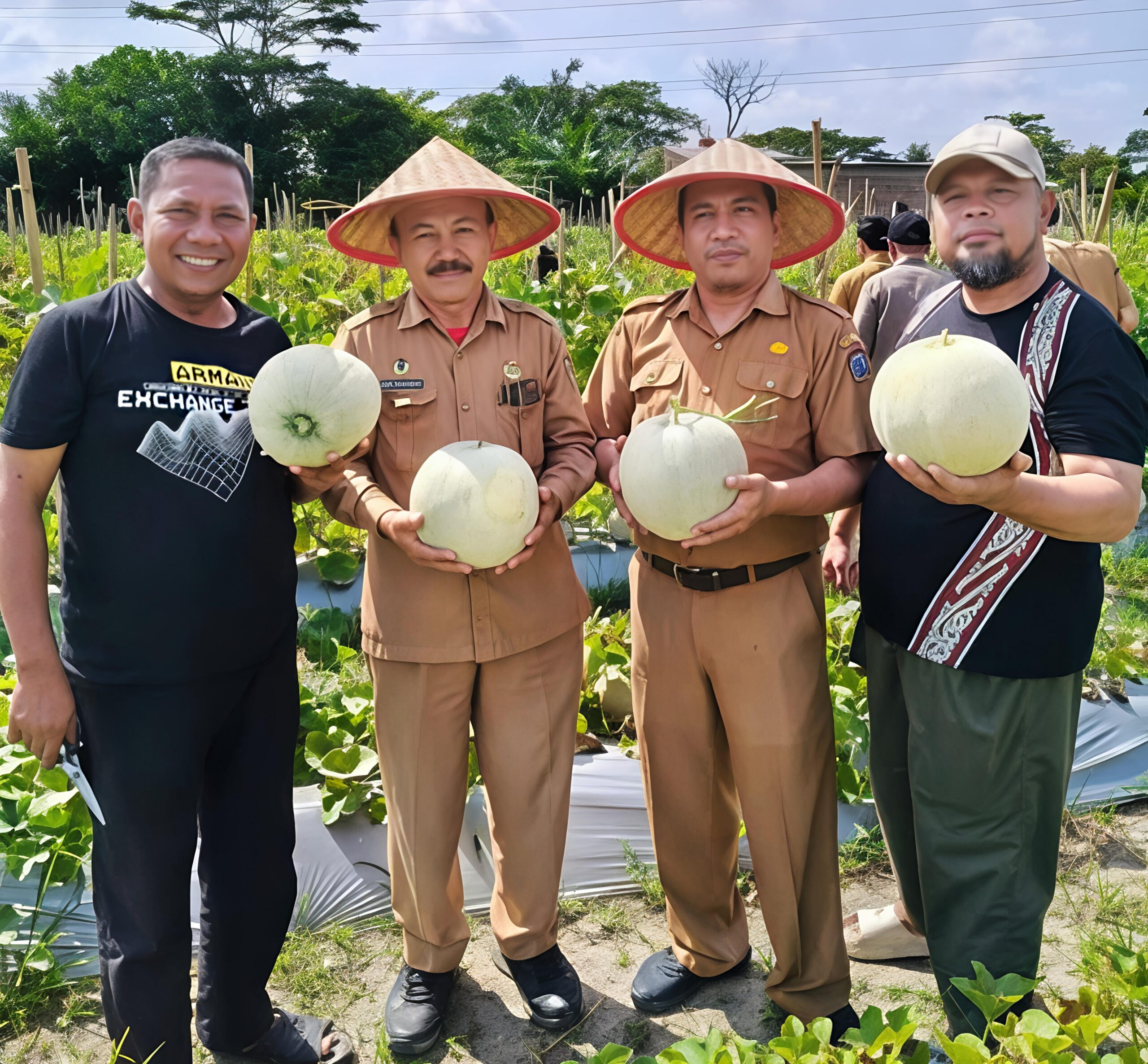 KETUA DWP KOTA TEBING TINGGI SAKSIKAN PANEN RAYA BUAH MELON BINAAN DINAS KETAPANG, UNTUK PERKUAT SINERGI KETAHANAN PANGAN DAERAH 6 KETUA DWP KOTA TEBING TINGGI SAKSIKAN PANEN RAYA BUAH MELON BINAAN DINAS KETAPANG, UNTUK PERKUAT SINERGI KETAHANAN PANGAN DAERAH - IMG 20260715 172017 scaled