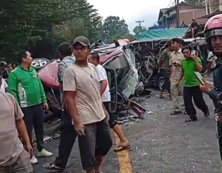 Rem Blong, Truck Angkut Galon Tubruk 8 Kenderaan, 4 Orang Meninggal Dunia 8 Luka-luka 8 Rem Blong, Truck Angkut Galon Tubruk 8 Kenderaan, 4 Orang Meninggal Dunia 8 Luka-luka - IMG 20260717 174923