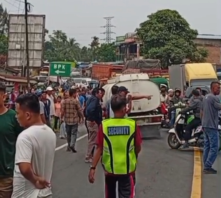Rem Blong, Truck Angkut Galon Tubruk 8 Kenderaan, 4 Orang Meninggal Dunia 8 Luka-luka 7 Rem Blong, Truck Angkut Galon Tubruk 8 Kenderaan, 4 Orang Meninggal Dunia 8 Luka-luka - IMG 20260717 174944