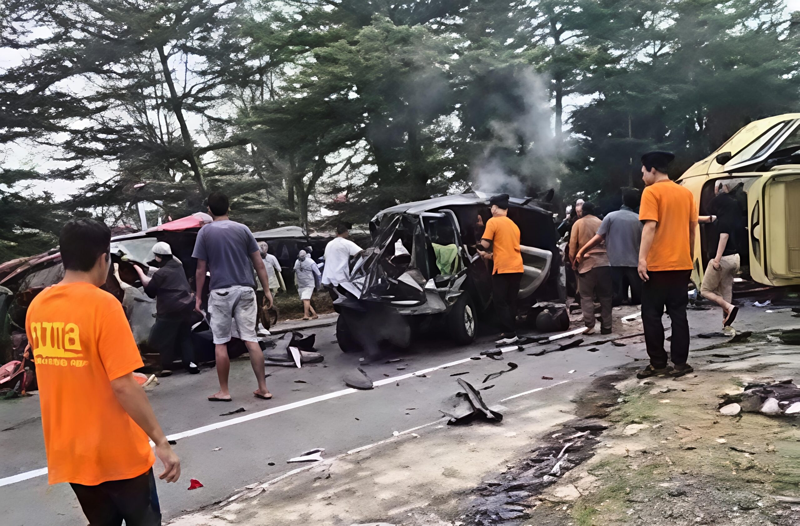 Rem Blong, Truck Angkut Galon Tubruk 8 Kenderaan, 4 Orang Meninggal Dunia 8 Luka-luka 5 Rem Blong, Truck Angkut Galon Tubruk 8 Kenderaan, 4 Orang Meninggal Dunia 8 Luka-luka - IMG 20260717 231518 scaled