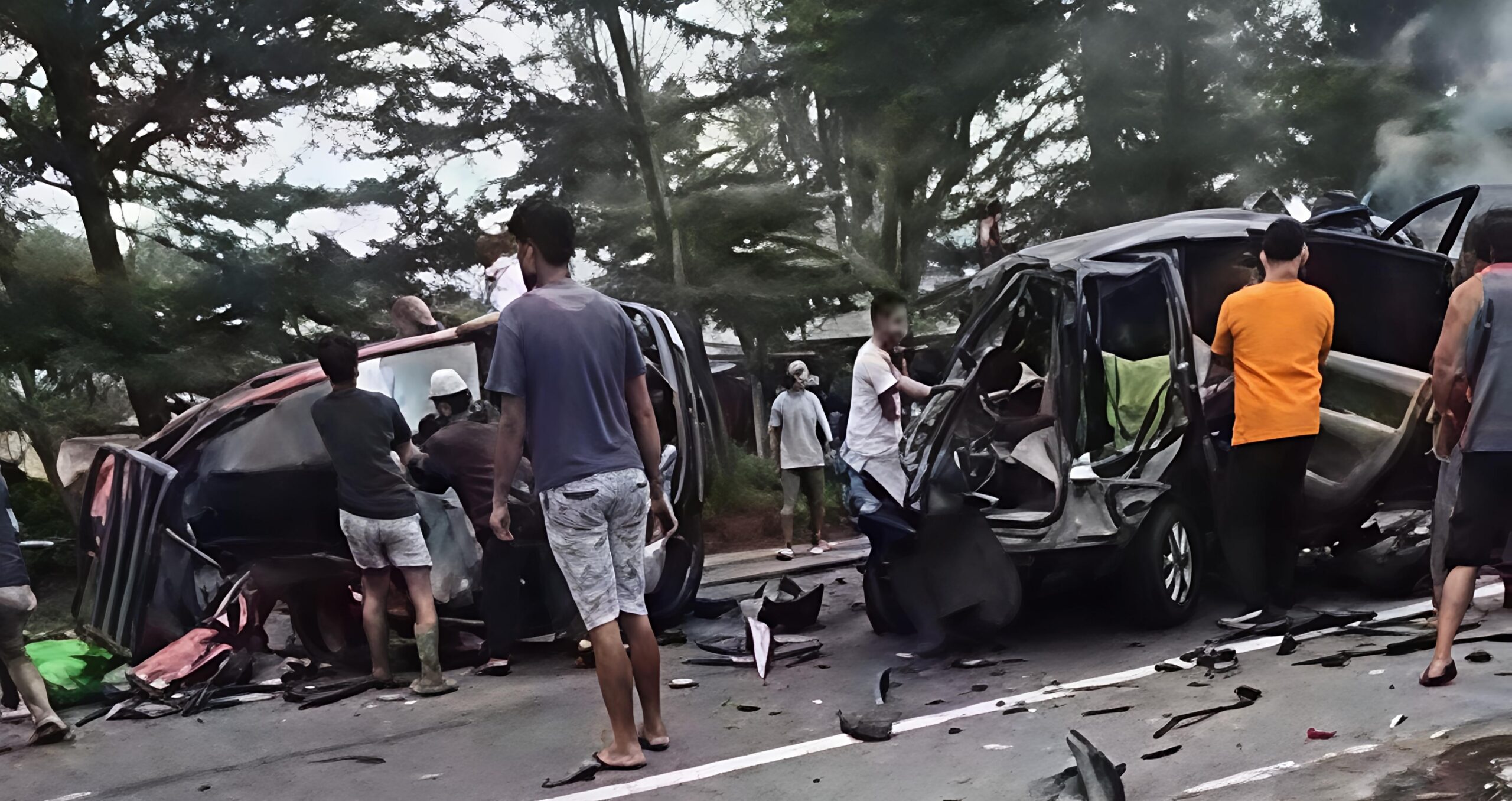 Rem Blong, Truck Angkut Galon Tubruk 8 Kenderaan, 4 Orang Meninggal Dunia 8 Luka-luka 4 Rem Blong, Truck Angkut Galon Tubruk 8 Kenderaan, 4 Orang Meninggal Dunia 8 Luka-luka - IMG 20260717 231544 scaled