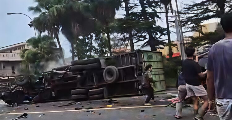 Rem Blong, Truck Angkut Galon Tubruk 8 Kenderaan, 4 Orang Meninggal Dunia 8 Luka-luka 2 Rem Blong, Truck Angkut Galon Tubruk 8 Kenderaan, 4 Orang Meninggal Dunia 8 Luka-luka