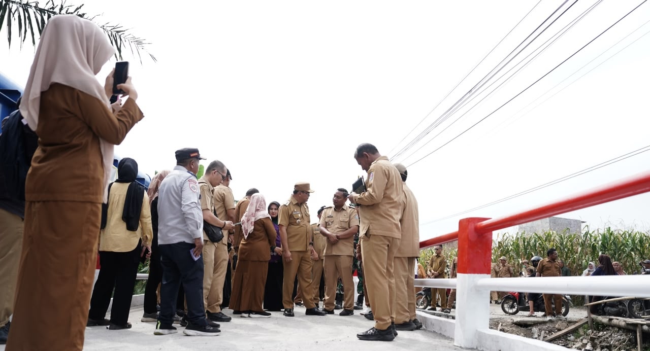 TNI Bersama Pemdes Sunggal Dan Masyarakat Bangun Jembatan Sei Krio - IMG 20260727 215631