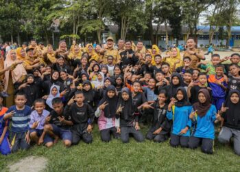 TINJAU SMP NEGERI I BATANGKUIS, BUPATI ASRI LUDIN PASTIKAN SETIAP SMP PUNYA KEGIATAN EKSTRAKURIKULER 