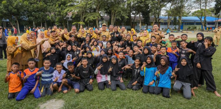 TINJAU SMP NEGERI I BATANGKUIS, BUPATI ASRI LUDIN PASTIKAN SETIAP SMP PUNYA KEGIATAN EKSTRAKURIKULER 