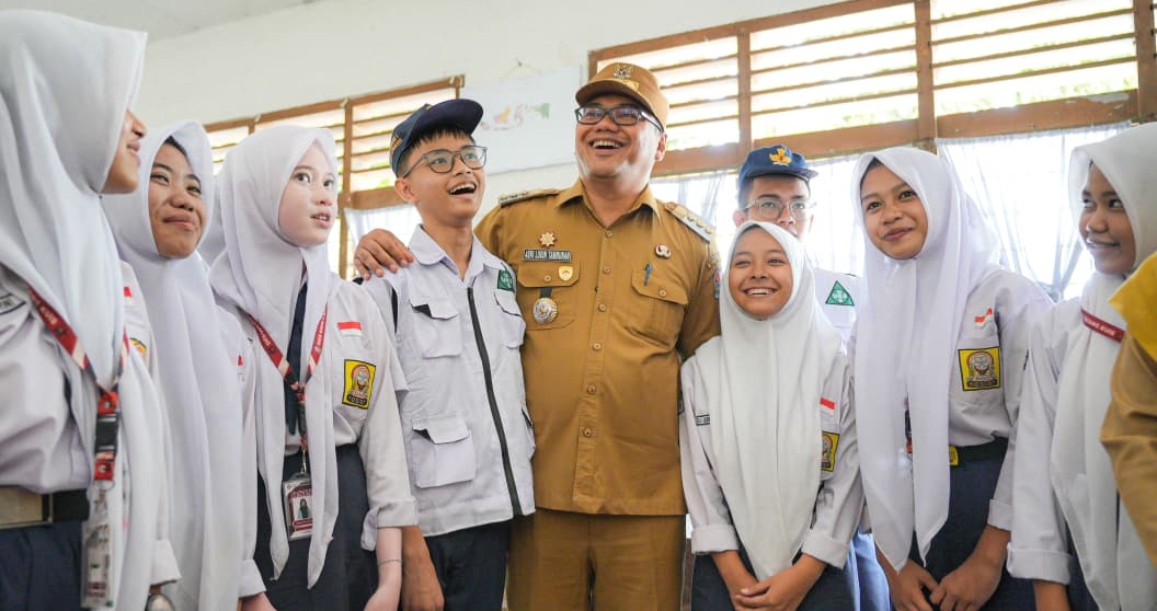 TINJAU SMP NEGERI I BATANGKUIS, BUPATI ASRI LUDIN PASTIKAN SETIAP SMP PUNYA KEGIATAN EKSTRAKURIKULER  - IMG 20260727 220114