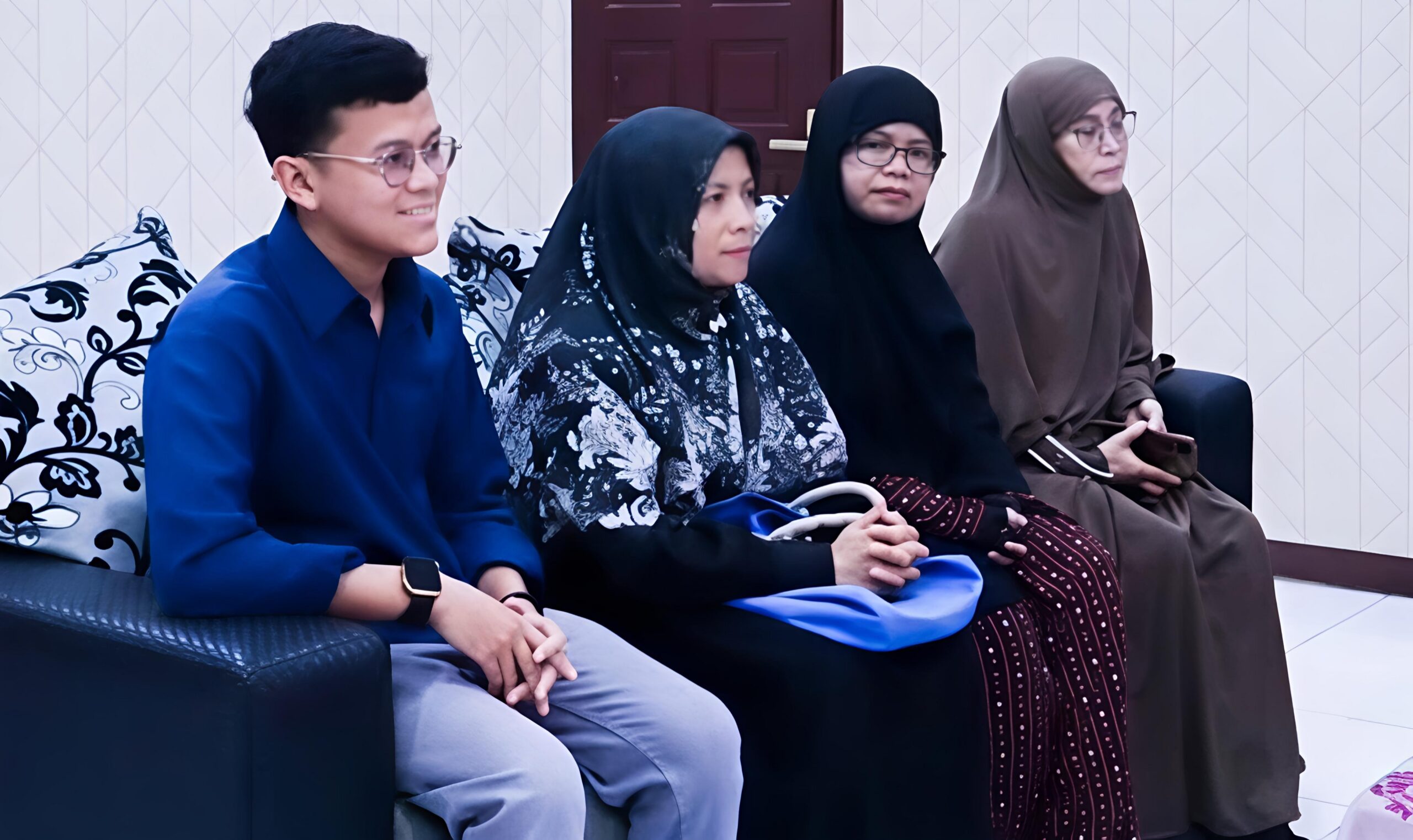 DUA MAHASISWA KOTA TEBING TINGGI, DILEPAS WALI KOTA LANJUTKAN STUDI KE UNIVERSITAS AL-AZHAR KAIRO - IMG 20260728 155450 scaled