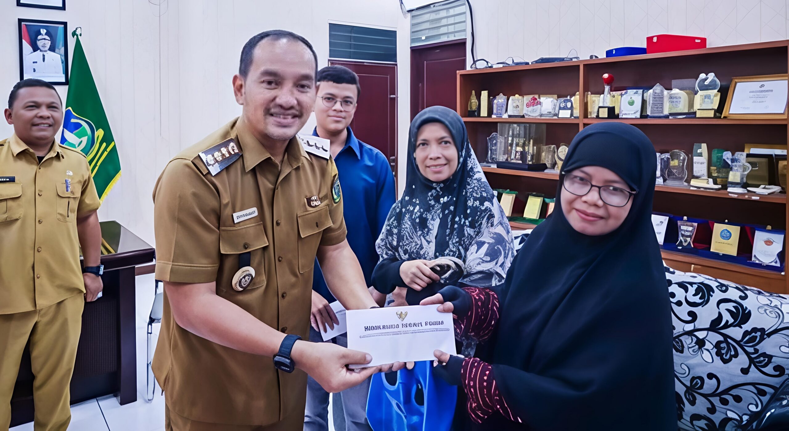 DUA MAHASISWA KOTA TEBING TINGGI, DILEPAS WALI KOTA LANJUTKAN STUDI KE UNIVERSITAS AL-AZHAR KAIRO - IMG 20260728 155621 scaled