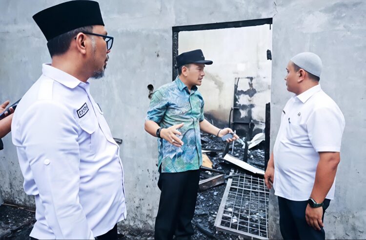 Wali Kota Iman Irdian Tinjau Lokasi Kebakaran SMP Negeri 9, Pastikan Proses Belajar Mengajar Tetap Berlangsung 2 Wali Kota Iman Irdian Tinjau Lokasi Kebakaran SMP Negeri 9, Pastikan Proses Belajar Mengajar Tetap Berlangsung