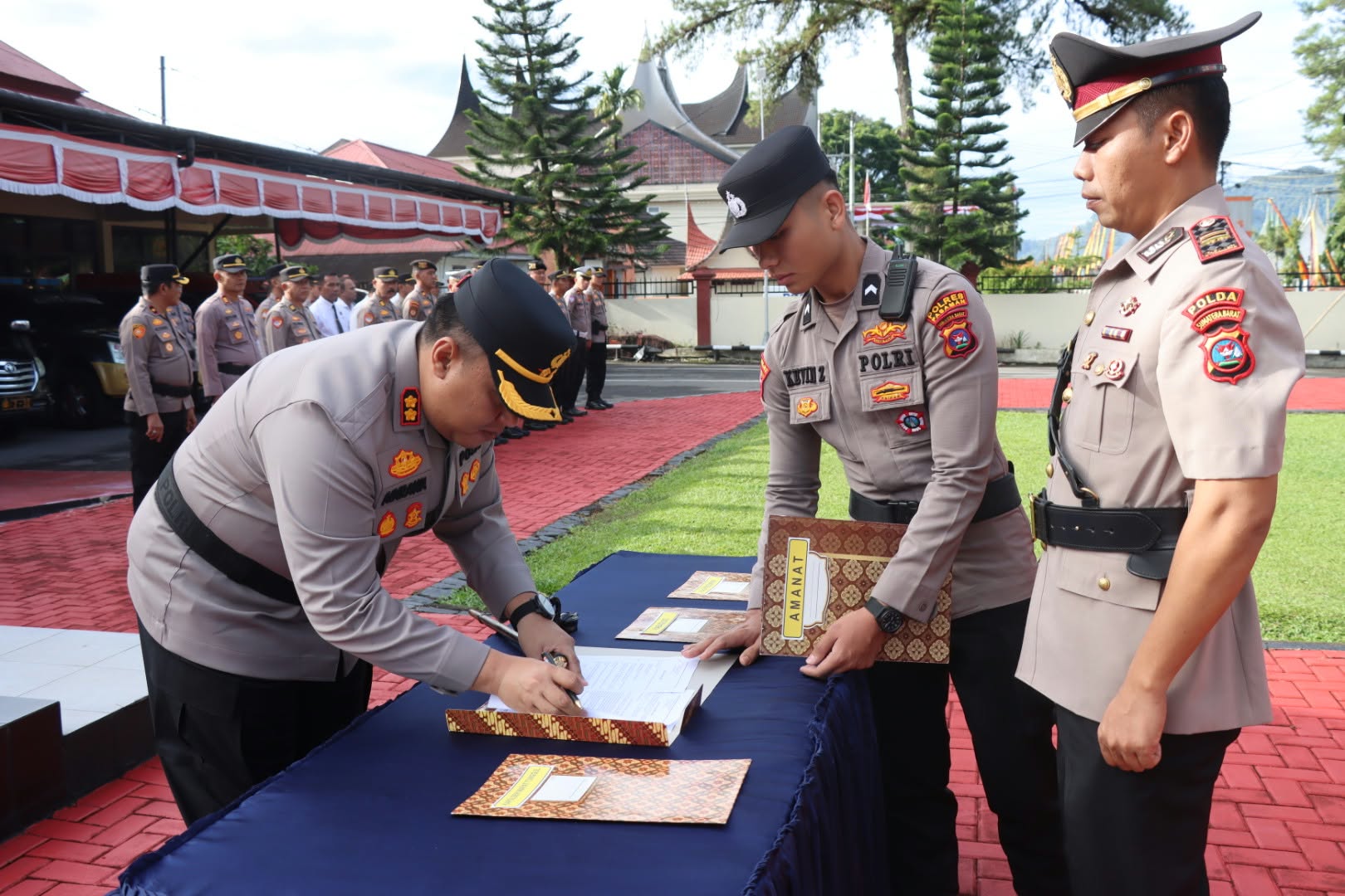Kapolres Pasaman AKBP Adirawa Permana Anggawisastra Tegaskan Penyegaran Organisasi, Iptu Antoni Hasibuan Dipercaya Pimpin Polsek Bonjol 3 Kapolres Pasaman AKBP Adirawa Permana Anggawisastra Tegaskan Penyegaran Organisasi, Iptu Antoni Hasibuan Dipercaya Pimpin Polsek Bonjol - IMG 20260808 WA0009