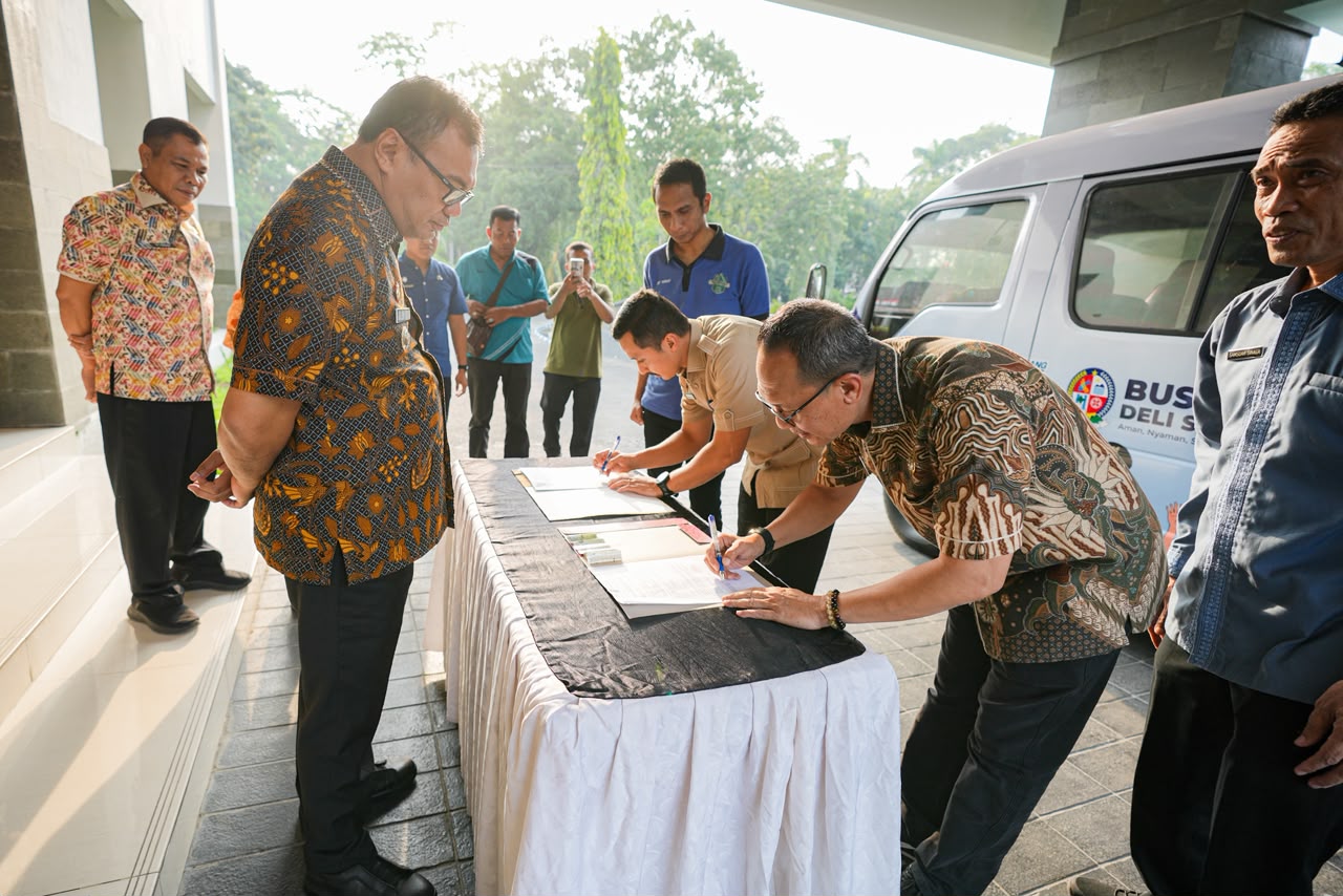 Bupati Deli Serdang Serahkan Bus Sekolah Dan Perpustakaan Keliling Untuk Mendukung Pelayanan Masyarakat 5 Bupati Deli Serdang Serahkan Bus Sekolah Dan Perpustakaan Keliling Untuk Mendukung Pelayanan Masyarakat - IMG 20260821 WA0026