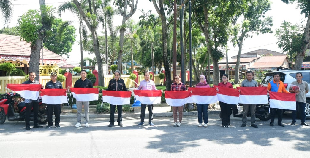 Semangat HUT RI Ke-81, Pemkab Deli Serdang Bagikan Bendera Merah Putih Ke Masyarakat 6 Semangat HUT RI Ke-81, Pemkab Deli Serdang Bagikan Bendera Merah Putih Ke Masyarakat - IMG 20260802 063052