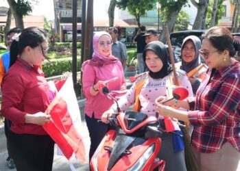 Semangat HUT RI Ke-81, Pemkab Deli Serdang Bagikan Bendera Merah Putih Ke Masyarakat 