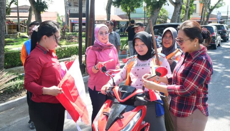 Semangat HUT RI Ke-81, Pemkab Deli Serdang Bagikan Bendera Merah Putih Ke Masyarakat 2 Semangat HUT RI Ke-81, Pemkab Deli Serdang Bagikan Bendera Merah Putih Ke Masyarakat