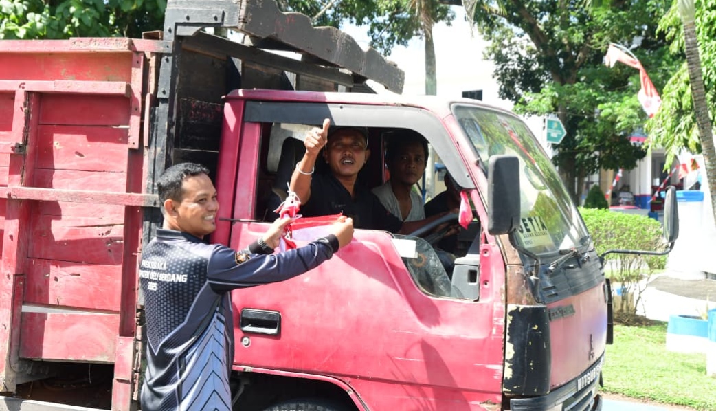 Semangat HUT RI Ke-81, Pemkab Deli Serdang Bagikan Bendera Merah Putih Ke Masyarakat 4 Semangat HUT RI Ke-81, Pemkab Deli Serdang Bagikan Bendera Merah Putih Ke Masyarakat - IMG 20260802 063114