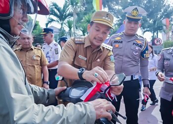 WALI KOTA TEBING TINGGI BAGIKAN BENDERA MERAH PUTIH, WARGA SENANG