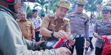 WALI KOTA TEBING TINGGI BAGIKAN BENDERA MERAH PUTIH, WARGA SENANG