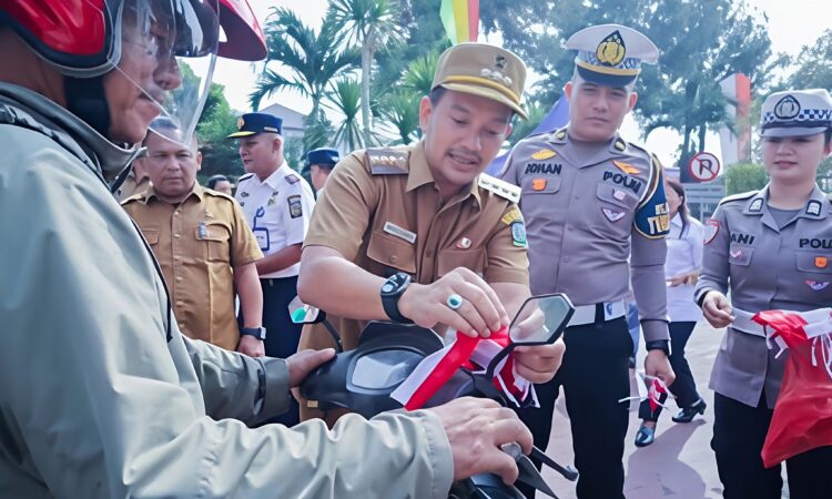 WALI KOTA TEBING TINGGI BAGIKAN BENDERA MERAH PUTIH, WARGA SENANG 2 WALI KOTA TEBING TINGGI BAGIKAN BENDERA MERAH PUTIH, WARGA SENANG