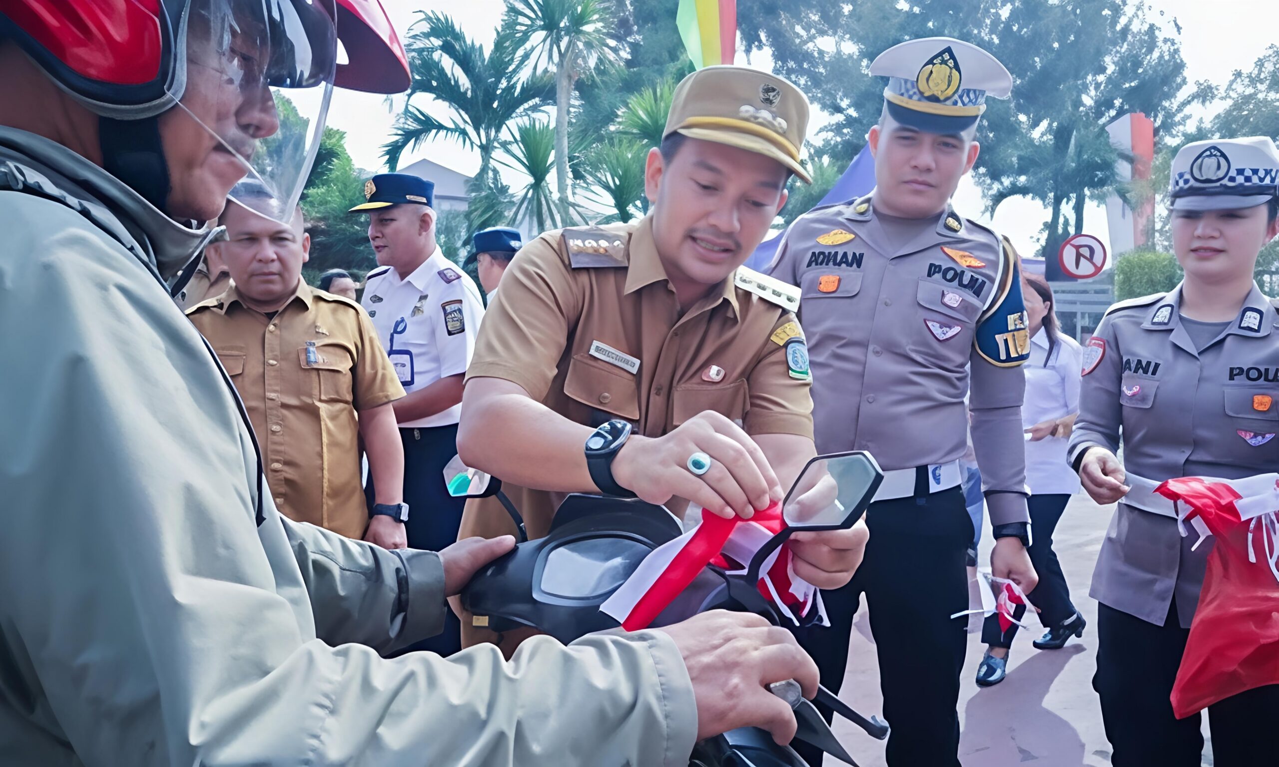 WALI KOTA TEBING TINGGI BAGIKAN BENDERA MERAH PUTIH, WARGA SENANG 3 WALI KOTA TEBING TINGGI BAGIKAN BENDERA MERAH PUTIH, WARGA SENANG - IMG 20260804 174213 scaled