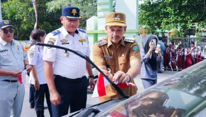 WALI KOTA TEBING TINGGI BAGIKAN BENDERA MERAH PUTIH, WARGA SENANG 4 WALI KOTA TEBING TINGGI BAGIKAN BENDERA MERAH PUTIH, WARGA SENANG - IMG 20260804 174228