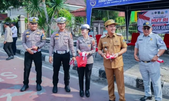 WALI KOTA TEBING TINGGI BAGIKAN BENDERA MERAH PUTIH, WARGA SENANG 6 WALI KOTA TEBING TINGGI BAGIKAN BENDERA MERAH PUTIH, WARGA SENANG - IMG 20260804 174242