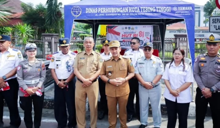WALI KOTA TEBING TINGGI BAGIKAN BENDERA MERAH PUTIH, WARGA SENANG 5 WALI KOTA TEBING TINGGI BAGIKAN BENDERA MERAH PUTIH, WARGA SENANG - IMG 20260804 174257