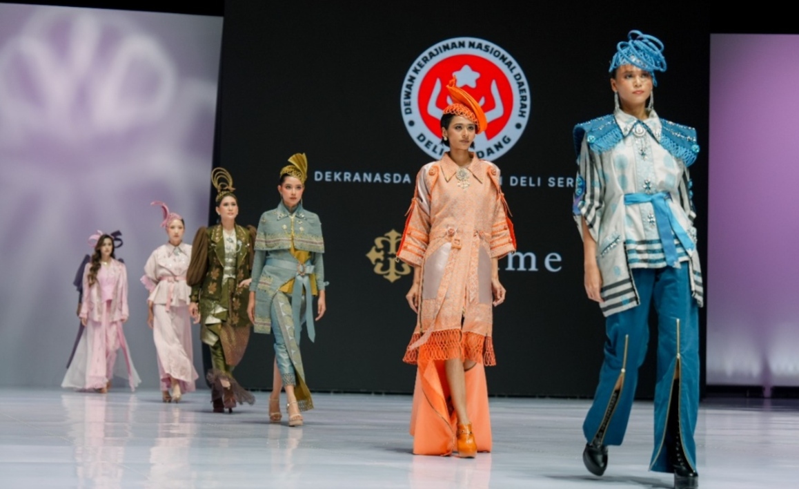 Karya Desainer Asal Deli Serdang Berkolaborasi Dengan Iwaraki Tenun, Tampil Dipanggung BTN IFW 2026 3 Karya Desainer Asal Deli Serdang Berkolaborasi Dengan Iwaraki Tenun, Tampil Dipanggung BTN IFW 2026 - IMG 20260804 194107