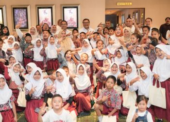 Anak-anak SD Tanjung Morawa Diajak Nonton Bioskop Bareng Bupati, “Senang, Pak. Baru pertama kali masuk bioskop”