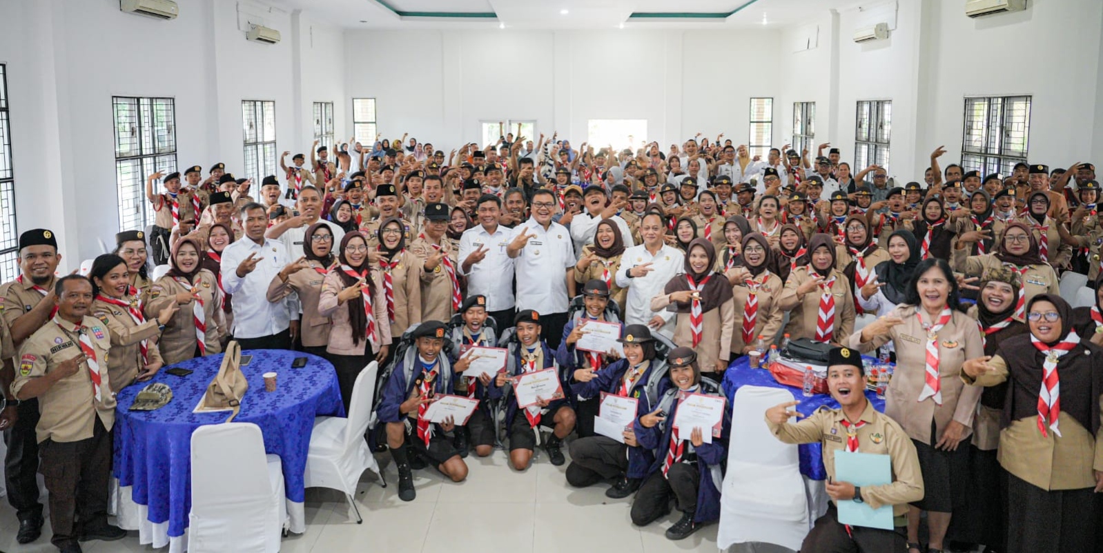 Bupati dr. H. Asri Ludin Tambunan dan Wabup Lom Lom Suwondo, Makan Siang Bersama Anggota Pramuka Peserta Jamnas 2026 4 Bupati dr. H. Asri Ludin Tambunan dan Wabup Lom Lom Suwondo, Makan Siang Bersama Anggota Pramuka Peserta Jamnas 2026 - IMG 20260808 091701