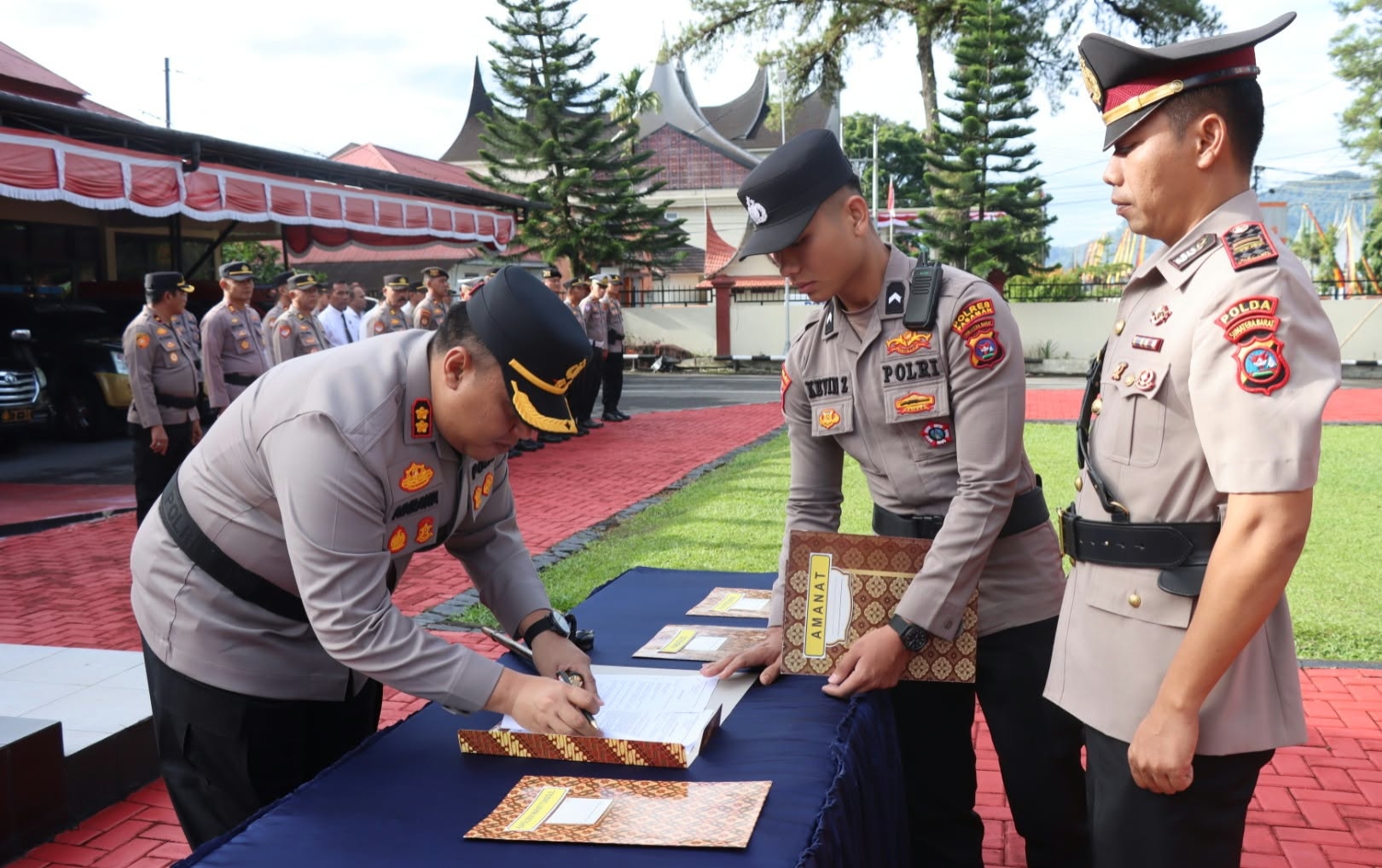 Kapolres Pasaman AKBP Adirawa Permana Anggawisastra Tegaskan Penyegaran Organisasi, Iptu Antoni Hasibuan Dipercaya Pimpin Polsek Bonjol 4 Kapolres Pasaman AKBP Adirawa Permana Anggawisastra Tegaskan Penyegaran Organisasi, Iptu Antoni Hasibuan Dipercaya Pimpin Polsek Bonjol - IMG 20260808 214237