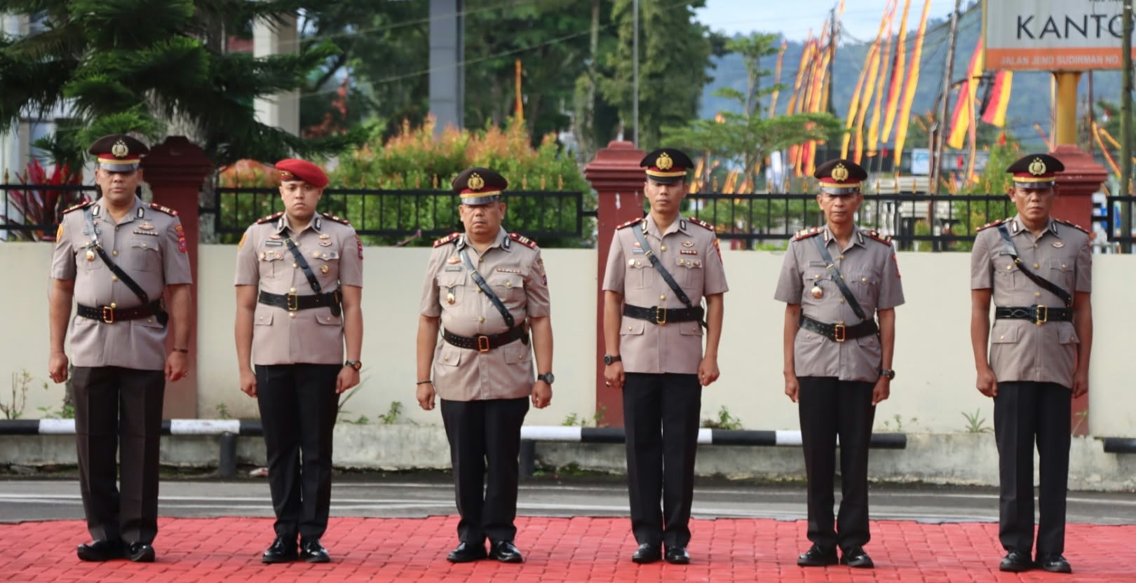 Kapolres Pasaman AKBP Adirawa Permana Anggawisastra Tegaskan Penyegaran Organisasi, Iptu Antoni Hasibuan Dipercaya Pimpin Polsek Bonjol 6 Kapolres Pasaman AKBP Adirawa Permana Anggawisastra Tegaskan Penyegaran Organisasi, Iptu Antoni Hasibuan Dipercaya Pimpin Polsek Bonjol - IMG 20260808 214948
