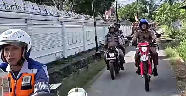 TINJAU RUMAH WARGA TERDAMPAK PUTING BELIUNG, WALI KOTA TEBING TINGGI BERI BANTUAN SEMBAKO 5 TINJAU RUMAH WARGA TERDAMPAK PUTING BELIUNG, WALI KOTA TEBING TINGGI BERI BANTUAN SEMBAKO - IMG 20260812 230110